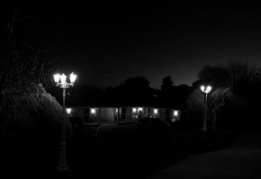 Отель White Lanterns Motel  Армидейл